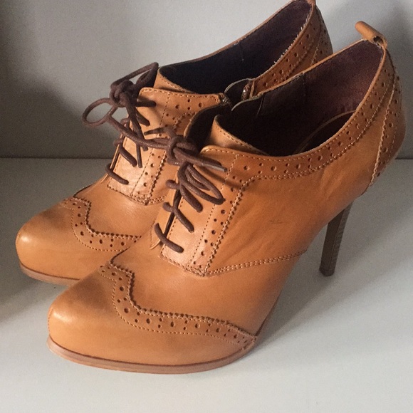 Fergie size 8 high heel shoes - Picture 3 of 15